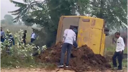 Rajasthan Road Accident: करौली में बड़ा हादसा, बच्चों से भरी प्राइवेट स्कूल बस पलटी, एक दर्जन छात्र-छात्राएं घायल, SHO ने संचालक को फटकारा