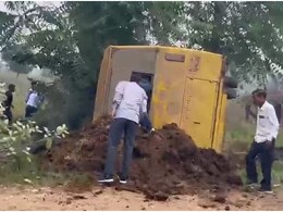 Rajasthan Road Accident: करौली में बड़ा हादसा, बच्चों से भरी प्राइवेट स्कूल बस पलटी, एक दर्जन छात्र-छात्राएं घायल, SHO ने संचालक को फटकारा Rajasthan Road Accident: करौली में बड़ा हादसा, बच्चों से भरी प्राइवेट स्कूल बस पलटी, एक दर्जन छात्र-छात्राएं घायल, SHO ने संचालक को फटकारा