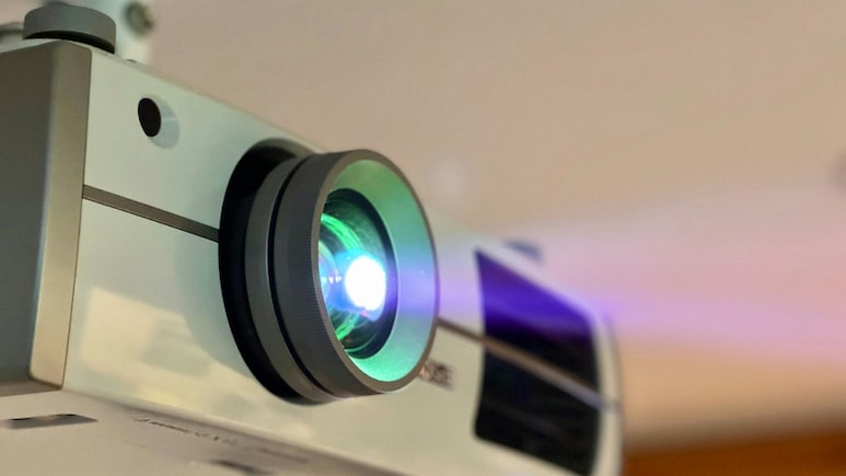 रिफ्लेक्टेड लाइट, कम तनाव: Amazon Super Value Days से खरीदें बेहतरीन प्रोजेक्टर्स और पाएं धमाकेदार ऑफर