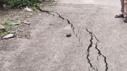 महाराष्ट्र के बीड में जमीन और घरों में अचानक आई दरारें, लोगों में दहशत, डरा रही तस्वीरें