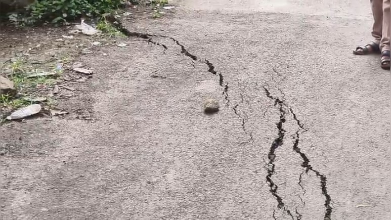महाराष्ट्र के बीड में जमीन और घरों में अचानक आई दरारें, लोगों में दहशत, डरा रही तस्वीरें