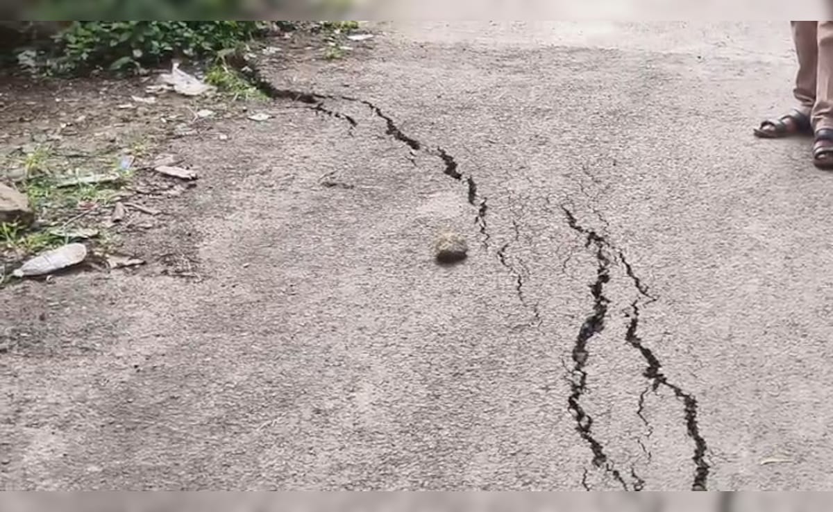 महाराष्ट्र के बीड में जमीन और घरों में अचानक आई दरारें, लोगों में दहशत, डरा रही तस्वीरें