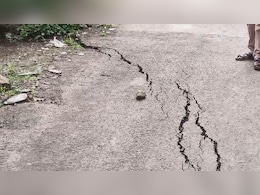 महाराष्ट्र के बीड में जमीन और घरों में अचानक आई दरारें, लोगों में दहशत, डरा रही तस्वीरें महाराष्ट्र के बीड में जमीन और घरों में अचानक आई दरारें, लोगों में दहशत, डरा रही तस्वीरें