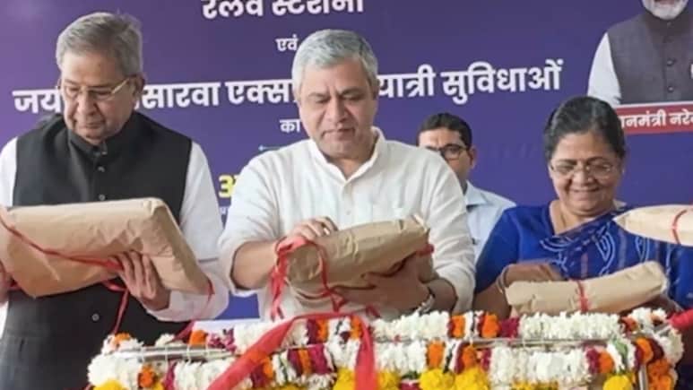 Good News! ट्रेनच्या AC कोचमध्ये मिळणार खास सुविधा, मळक्या ब्लँकेट्सची कटकट मिटली Good News! ट्रेनच्या AC कोचमध्ये मिळणार खास सुविधा, मळक्या ब्लँकेट्सची कटकट मिटली