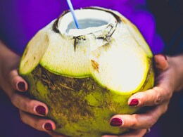 स्ट्रॉ से नारियल पानी पीना हो सकता है खतरनाक? डॉक्टर से जानें Coconut Water पीने का सही तरीका