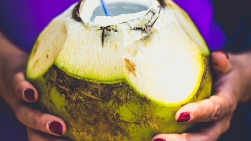 स्ट्रॉ से नारियल पानी पीना हो सकता है खतरनाक? डॉक्टर से जानें Coconut Water पीने का सही तरीका