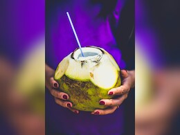 स्ट्रॉ से नारियल पानी पीना हो सकता है खतरनाक? डॉक्टर से जानें Coconut Water पीने का सही तरीका