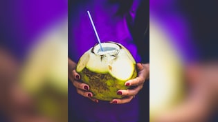 स्ट्रॉ से नारियल पानी पीना हो सकता है खतरनाक? डॉक्टर से जानें Coconut Water पीने का सही तरीका