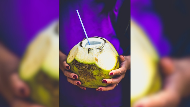 स्ट्रॉ से नारियल पानी पीना हो सकता है खतरनाक? डॉक्टर से जानें Coconut Water पीने का सही तरीका