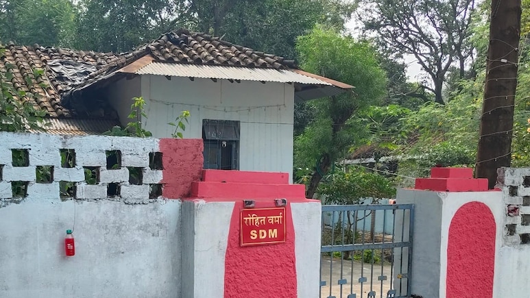 MP में 'लाल बोतल' बना हथियार, कुत्तों को दूर भगाने का देसी टोटका, आम आदमी से लेकर अफसर तक कर रहे ये अनोखा उपाय MP में 'लाल बोतल' बना हथियार, कुत्तों को दूर भगाने का देसी टोटका, आम आदमी से लेकर अफसर तक कर रहे ये अनोखा उपाय