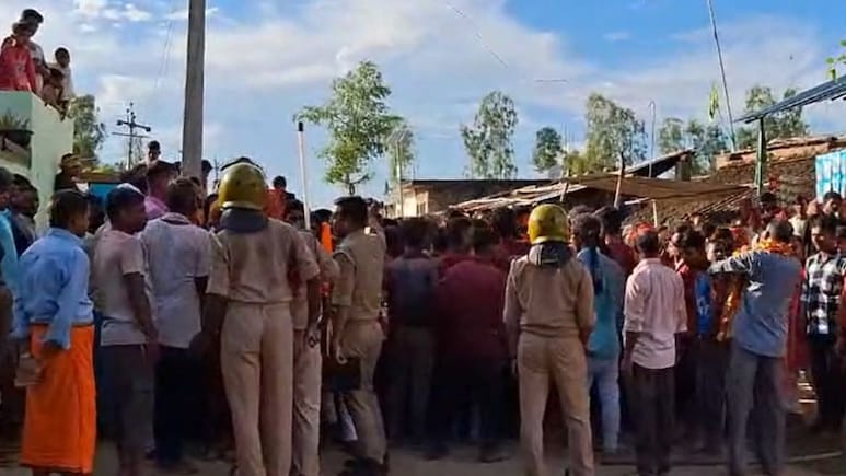 बहराइच में मूर्ति विसर्जन के दौरान हंगामा, पुलिस की सतर्कता से टली अनहोनी