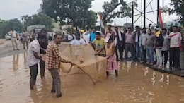 दंतेवाड़ा में कांग्रेस कार्यकर्ताओं ने सड़क पर पकड़ी मछली, नजारा देखकर लोग हुए हैरान, फ&zwj;िर समझ आया मामला