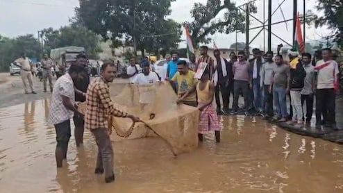दंतेवाड़ा में कांग्रेस कार्यकर्ताओं ने सड़क पर पकड़ी मछली, नजारा देखकर लोग हुए हैरान, फ‍िर समझ आया मामला