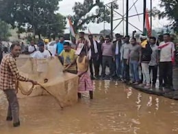 दंतेवाड़ा में कांग्रेस कार्यकर्ताओं ने सड़क पर पकड़ी मछली, नजारा देखकर लोग हुए हैरान, फिर समझ आया मामला दंतेवाड़ा में कांग्रेस कार्यकर्ताओं ने सड़क पर पकड़ी मछली, नजारा देखकर लोग हुए हैरान, फिर समझ आया मामला