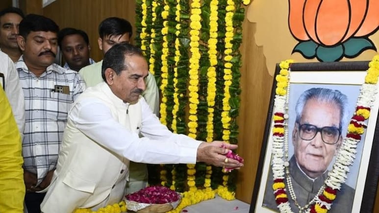 Rajasthan: जयंती तो मनी, पर सर्वसम्मति के बाद भी क्यों अटका है भैरों सिंह शेखावत मार्ग का नामकरण? Rajasthan: जयंती तो मनी, पर सर्वसम्मति के बाद भी क्यों अटका है भैरों सिंह शेखावत मार्ग का नामकरण?