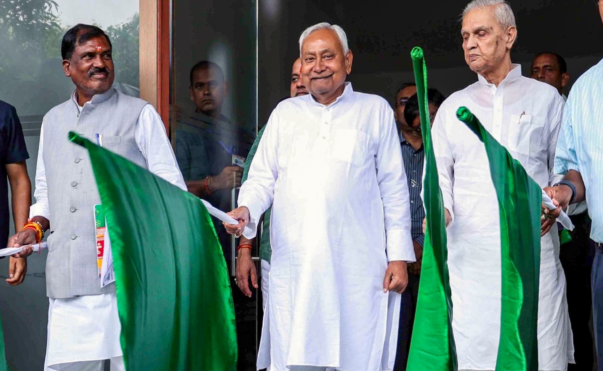 क्या बीजेपी के साथ जाकर नीतीश ने अपनी सेक्युलर छवि तोड़ी है, मुसलमान का भरोसा कैसे जीतेंगे