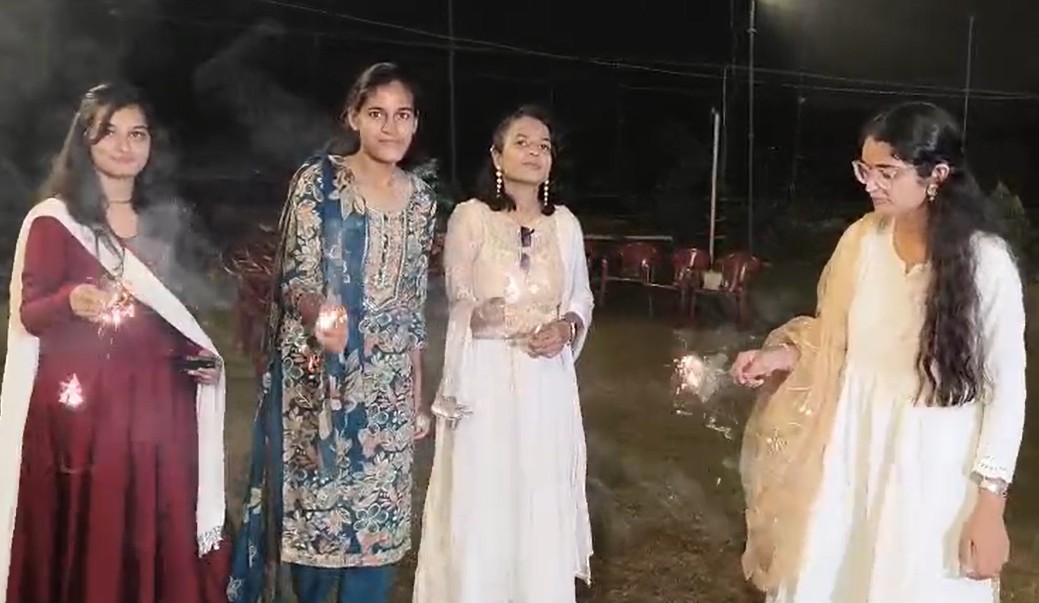 अलीगढ़ मुस्लिम यूनिवर्सिटी में भी पहुंची दीवापली के दीयों की रोशनी, पहली बार मनाया गया दीपोत्सव