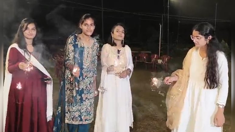 अलीगढ़ मुस्लिम यूनिवर्सिटी में भी पहुंची दीवापली के दीयों की रोशनी, पहली बार मनाया गया दीपोत्सव अलीगढ़ मुस्लिम यूनिवर्सिटी में भी पहुंची दीवापली के दीयों की रोशनी, पहली बार मनाया गया दीपोत्सव