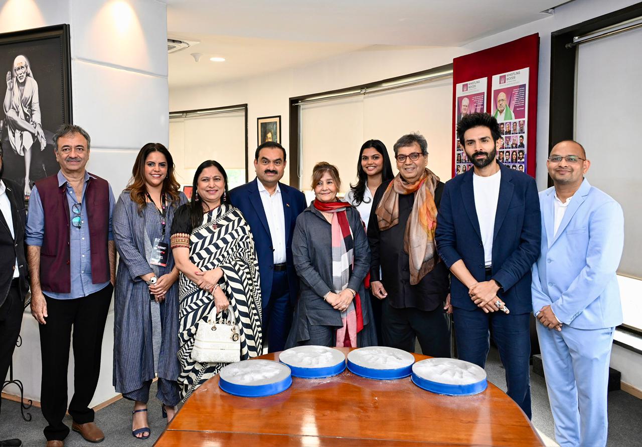 गौतम अदाणी और प्रीति अदाणी Whistling Woods International में फिल्मी हस्तियों के साथ गौतम अदाणी और प्रीति अदाणी Whistling Woods International में फिल्मी हस्तियों के साथ