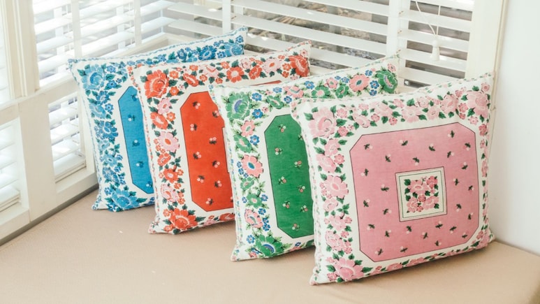 Cushion Covers under 500: अब बजट में अपने घर को मॉर्डन बनाना हुआ आसान Cushion Covers under 500: अब बजट में अपने घर को मॉर्डन बनाना हुआ आसान