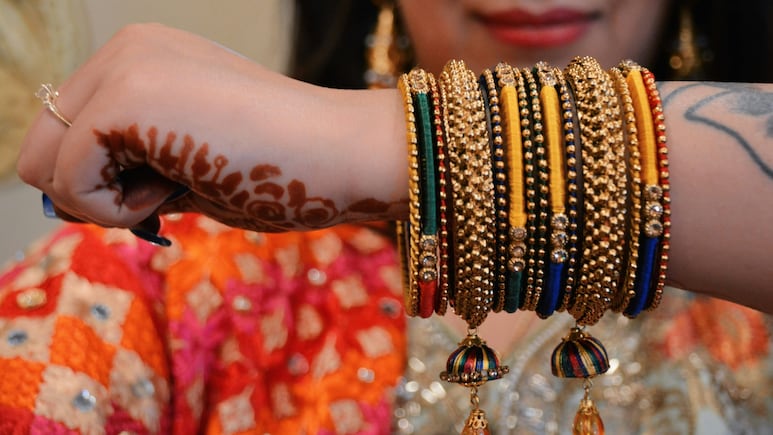 Karwa Chauth 2025 Bangles Set: ये हैं करवा चौथ स्पेशल चूड़ियां, लुक ऐसा कि हर किसी को आएंगी पसंद