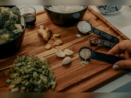 सूजन खत्म करने के लिए क्या खाना चाहिए? किचन में मौजूद यह फूड्स कर सकते हैं कमाल