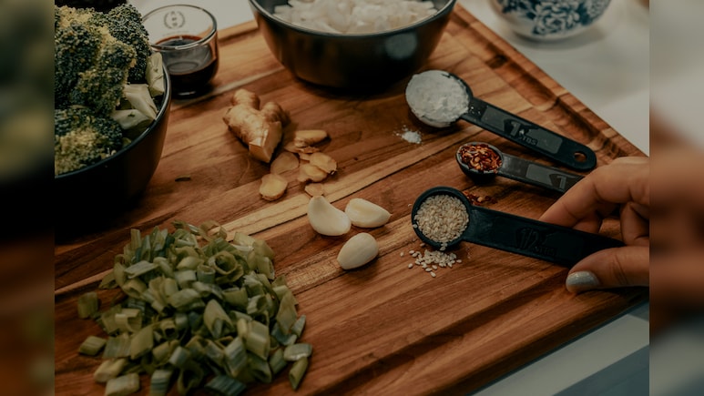 सूजन खत्म करने के लिए क्या खाना चाहिए? किचन में मौजूद यह फूड्स कर सकते हैं कमाल