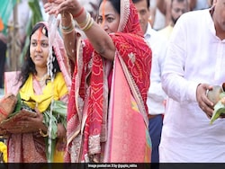 Delhi Chief Minister Rekha Gupta Takes Part In Chhath Puja Celebrations At Yamuna Ghat