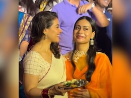 काजोल और नीसा ने दुर्गा पूजा में निभाई 'सिंदूर खेला' की रस्म, मां-बेटी के क्यूट वीडियो पर फैंस ने लुटाया प्यार काजोल और नीसा ने दुर्गा पूजा में निभाई 'सिंदूर खेला' की रस्म, मां-बेटी के क्यूट वीडियो पर फैंस ने लुटाया प्यार