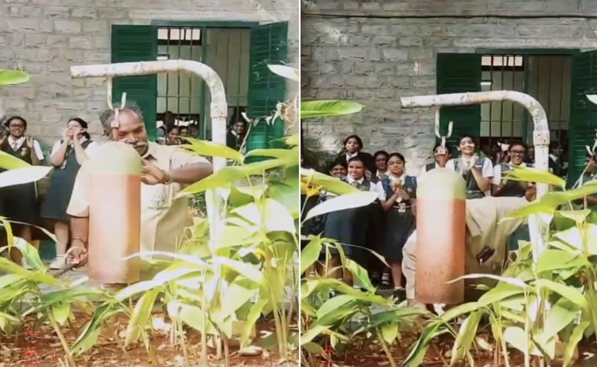Viral Video: 38 साल बाद आखिरी बार छुट्टी के लिए घंटी बजाता शख्स...  इंटरनेट पर छाया यह वीडियो