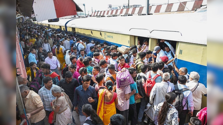 दीवाली से पहले ट्रेन से लेकर बस सब फुल, त्योहार में घर जाने वालों की बढ़ी मुश्किल दीवाली से पहले ट्रेन से लेकर बस सब फुल, त्योहार में घर जाने वालों की बढ़ी मुश्किल