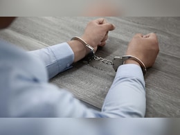 दिल्ली-NCR में ये वाले पटाखे फोड़े तो जेल में मनेगी दिवाली, जानें इसमें कितनी मिलती है सजा दिल्ली-NCR में ये वाले पटाखे फोड़े तो जेल में मनेगी दिवाली, जानें इसमें कितनी मिलती है सजा