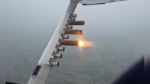 यूं आसमान में आग वाली चिंगारी.. राजधानी दिल्ली के ऊपर विमान से ऐसे की गई क्लाउड सीडिंग