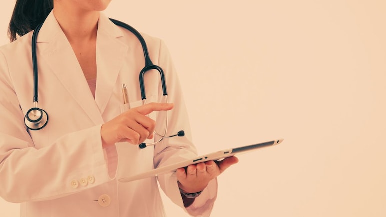 महाराष्ट्रानंतर दिल्लीही हादरली; आर्मी अधिकाऱ्याच्या नावाखाली महिला डॉक्टरला अडकवलं; धक्कादायक प्रकार उघड महाराष्ट्रानंतर दिल्लीही हादरली; आर्मी अधिकाऱ्याच्या नावाखाली महिला डॉक्टरला अडकवलं; धक्कादायक प्रकार उघड