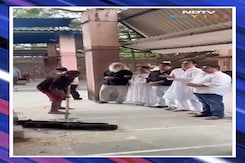 Sarabhai vs Sarabhai Cast Sings Title Track In Emotional Tribute To Satish Shah At Cremation Sarabhai vs Sarabhai Cast Sings Title Track In Emotional Tribute To Satish Shah At Cremation