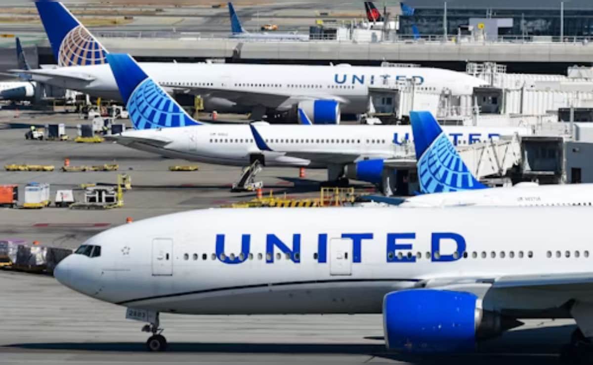 United Airlines Plane Clips Tail Of Another Aircraft In Chicago