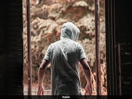 Man Hides In Delivery Box, Steals Gold In Daring 'Trojan Horse' Robbery In China Man Hides In Delivery Box, Steals Gold In Daring 'Trojan Horse' Robbery In China