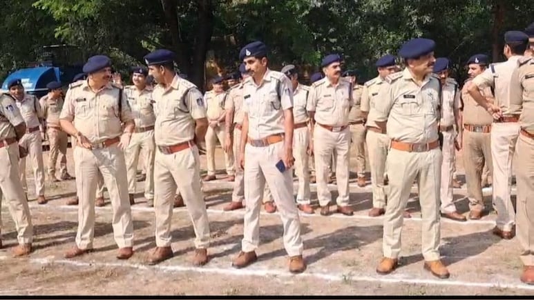 Amid Tension In Gwalior, A Cop-Lawyer Face-Off With "Jai Shri Ram" Slogans Amid Tension In Gwalior, A Cop-Lawyer Face-Off With "Jai Shri Ram" Slogans