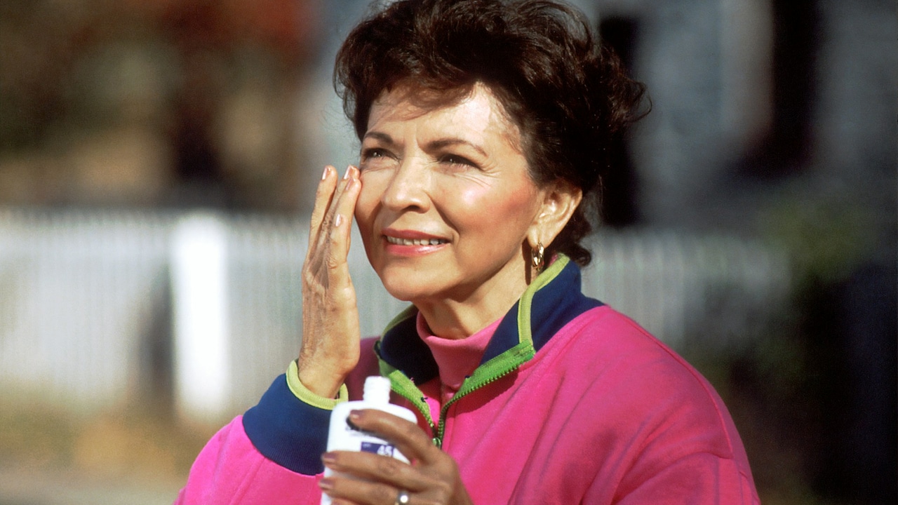 Use a damp sponge to blend the sunscreen seamlessly on your face; 