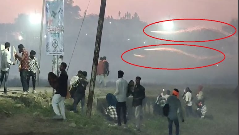 Hingot Mela: परंपरा के नाम पर बरसे गोले; देशी ग्रेनेड से योद्धा एक-दूसरे पर करते हैं हमला Hingot Mela: परंपरा के नाम पर बरसे गोले; देशी ग्रेनेड से योद्धा एक-दूसरे पर करते हैं हमला