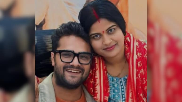 खेसारी लाल यादव ने पत्नी संग मचाई बिहार की सियासत में हलचल, लालू प्रसाद यादव की पार्टी का थामा दामन खेसारी लाल यादव ने पत्नी संग मचाई बिहार की सियासत में हलचल, लालू प्रसाद यादव की पार्टी का थामा दामन