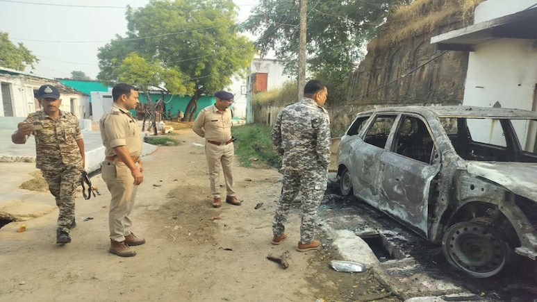 Dalit Murder Case: पुलिस ने आगजनी-फायरिंग करने वाले दलितों को बनाया आरोपी, 9 लोगों पर FIR दर्ज Dalit Murder Case: पुलिस ने आगजनी-फायरिंग करने वाले दलितों को बनाया आरोपी, 9 लोगों पर FIR दर्ज