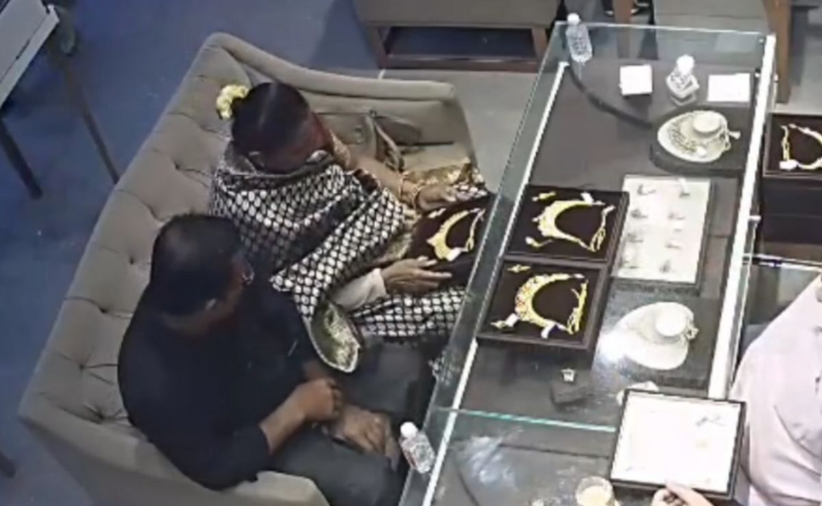 Rs 6 Lakh Gone In A Blink: On Camera, UP Woman Steals Gold Necklace