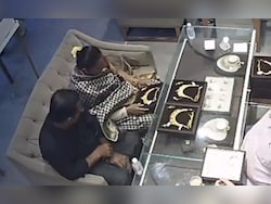 Rs 6 Lakh Gone In A Blink: On Camera, UP Woman Steals Gold Necklace