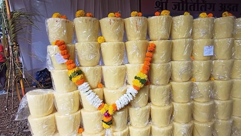 Kolhapur News: पाडव्याच्या मुहूर्तावर कोल्हापुरात गुळाचे सौदे! किती मिळाला भाव?