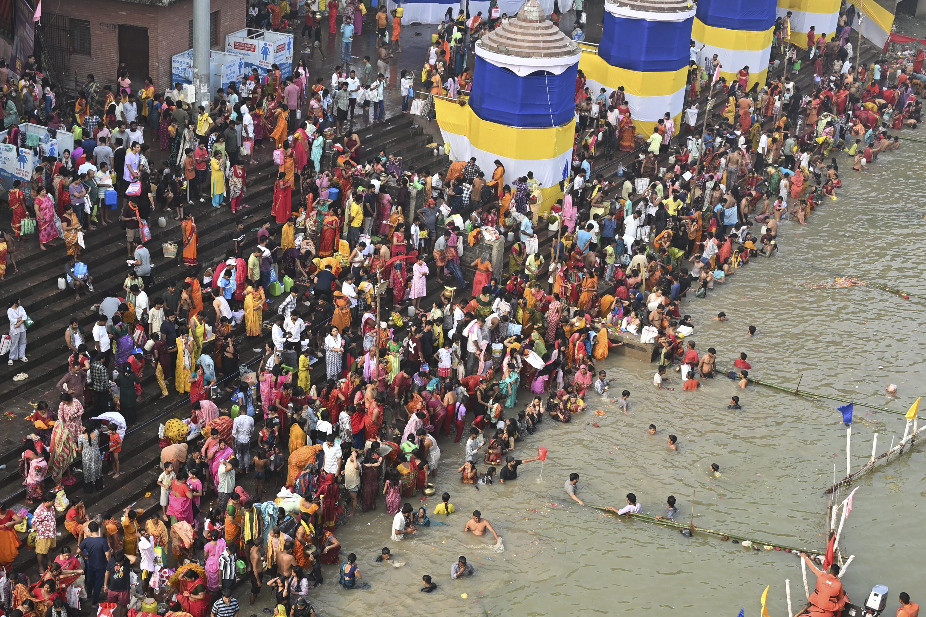 Chhath Puja Live: छठ महापर्व पर देशभर में उमड़ा श्रद्धा का सैलाब, बिहार में राजनीतिक रौनक भी तेज