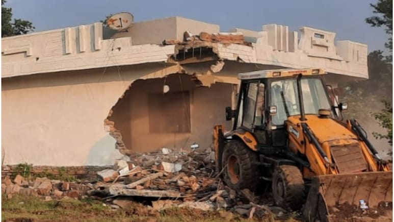 Bulldozer Action: मंदिर की 28 बीघा जमीन पर कब्जा कर अब्दुल हफीज ने बनाया था 'आलीशान' मकान, पुलिस ने चला दिया बुलडोजर, देखें तस्वीरें