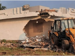 Bulldozer Action: मंदिर की 28 बीघा जमीन पर कब्जा कर अब्दुल हफीज ने बनाया था 'आलीशान' मकान, पुलिस ने चला दिया बुलडोजर, देखें तस्वीरें Bulldozer Action: मंदिर की 28 बीघा जमीन पर कब्जा कर अब्दुल हफीज ने बनाया था 'आलीशान' मकान, पुलिस ने चला दिया बुलडोजर, देखें तस्वीरें