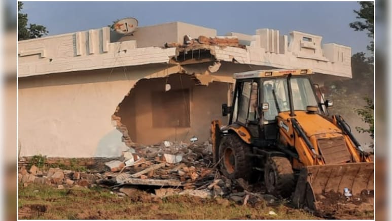 घर ढहाने को बुलडोजर तैयार, अल-फलाह यूनिवर्सिटी के चेयरमैन के मकान पर लगा 3 दिन का नोटिस