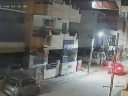 कार ने यू-टर्न लेकर बाइक को जोरदार टक्कर मारकर ली एक की जान; देखें खौफनाक वीडियो कार ने यू-टर्न लेकर बाइक को जोरदार टक्कर मारकर ली एक की जान; देखें खौफनाक वीडियो